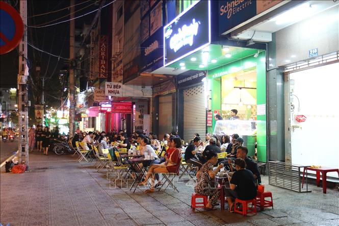 Trong ảnh: Nhờ không gian thoáng, mát, nhiều điểm kinh doanh ẩm thực trên đường Tô Hiến Thành, TP Hồ Chí Minh thu hút đông thực khách. Ảnh: Thanh Vũ - TTXVN