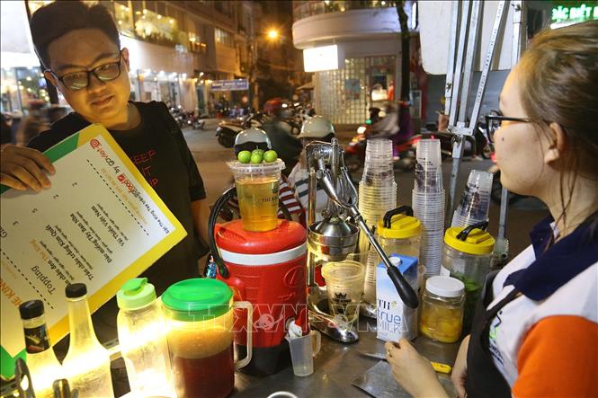Trong ảnh: Các loại thức uống trên đường Sư Vạn Hạnh nối dài (quận 10-TP Hồ chí Minh) luôn thu hút giới trẻ. Ảnh: Thanh Vũ - TTXVN