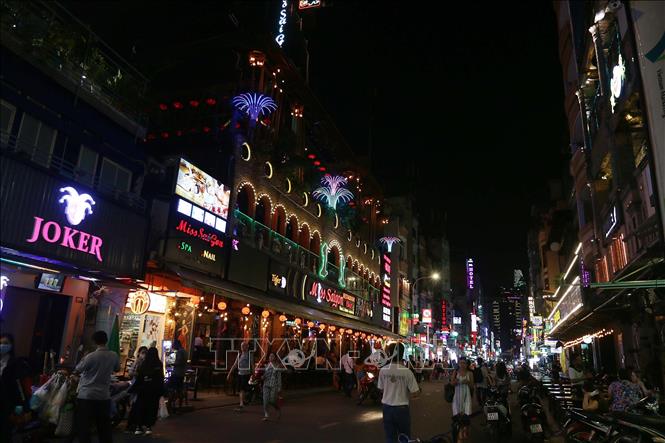 Trong ảnh: Phố đi bộ Bùi Viện là một trong những điểm đến của du khách thưởng thức món ăn đường phố. Ảnh: Thanh Vũ - TTXVN