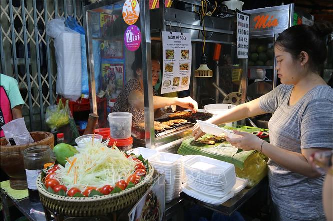 Trong ảnh: Xôi thịt nướng phô mai trên đường Hồ Thị Kỷ, quận 10-TP Hồ Chí Minh. Ảnh: Thanh Vũ - TTXVN

