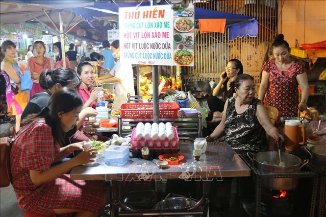 Trong ảnh: Trứng cút lộn, hột vịt lộn được chế biến theo hương vị miền Tây với đặc sản nước dừa, me… thu hút nữ giới. Ảnh: Thanh Vũ - TTXVN
