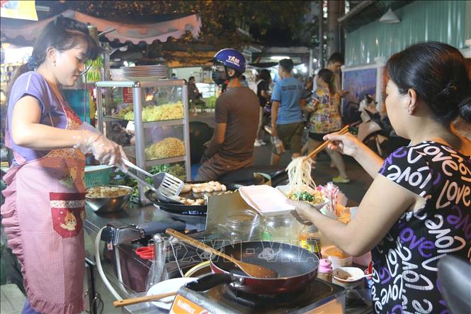Trong ảnh: Bột chiên giòn trên đường Hồ Thị Kỷ, quận 10-Tp Hồ Chí Minh luôn thu hút đông đảo thực khách. Ảnh: Thanh Vũ - TTXVN
