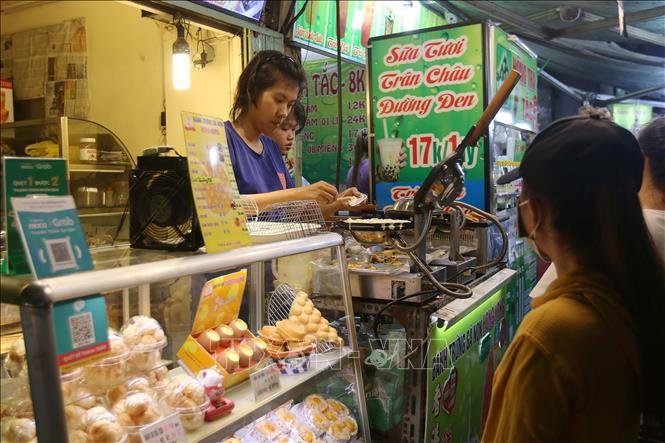 Trong ảnh: Bánh trứng gà non là món ăn cuốn hút trẻ em và phụ nữ. Ảnh: Thanh Vũ - TTXVN
