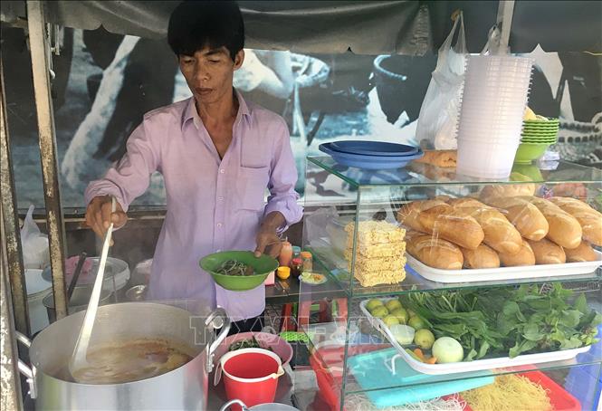 Trong ảnh: Món bò kho có thể dùng với hủ tíu, mì sợi hoặc bánh mì, là món ăn ưa thích của các nhân viên văn phòng bởi sự đa dạng về nguyên liệu. Ảnh: Thanh Vũ - TTXVN
