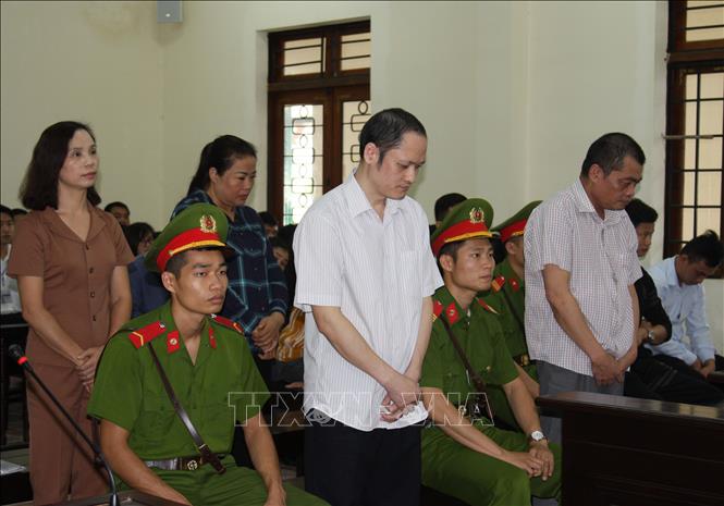 Các bị cáo tại phiên tòa tuyên án sáng 25/10. Ảnh: Nguyễn Chiến-TTXVN