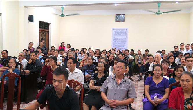 Trong ảnh: Nhân chứng và những người liên quan tại phiên tòa tuyên án sơ thẩm vụ gian lận điểm thi THPT Quốc gia năm 2018 tại Hà Giang. Ảnh: TTXVN
