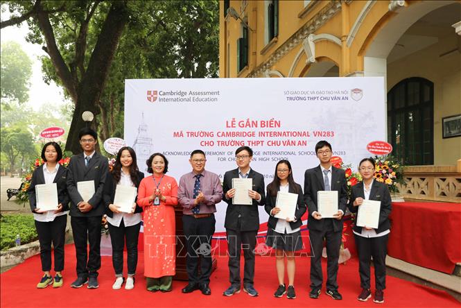 Trong ảnh: Trao chứng chỉ kỳ thi AS cho học sinh lớp song bằng trường THPT Chu Văn An. Ảnh: Thanh Tùng-TTXVN