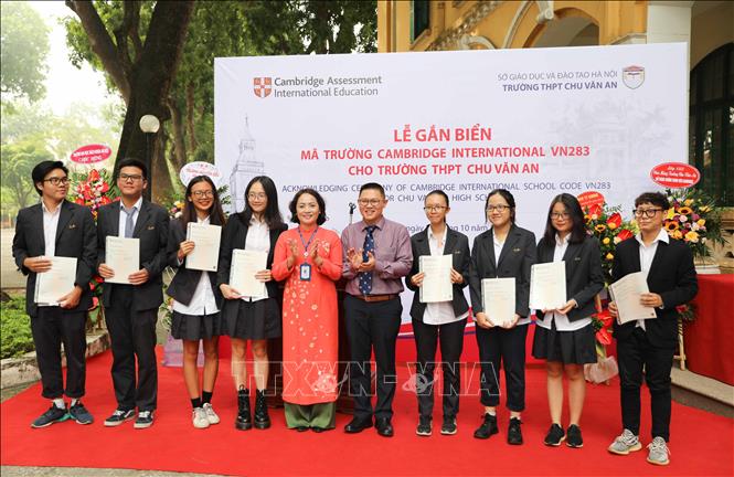 Trong ảnh: Trao chứng chỉ kỳ thi AS cho học sinh lớp song bằng trường THPT Chu Văn An. Ảnh: Thanh Tùng-TTXVN