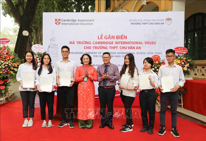 Trong ảnh: Trao chứng chỉ kỳ thi AS cho học sinh lớp song bằng trường THPT Chu Văn An. Ảnh: Thanh Tùng-TTXVN