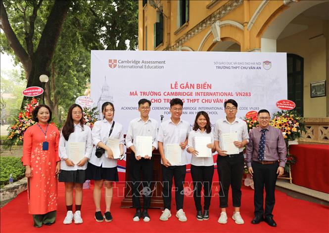 Trong ảnh: Trao chứng chỉ kỳ thi AS cho học sinh lớp song bằng trường THPT Chu Văn An. Ảnh: Thanh Tùng-TTXVN