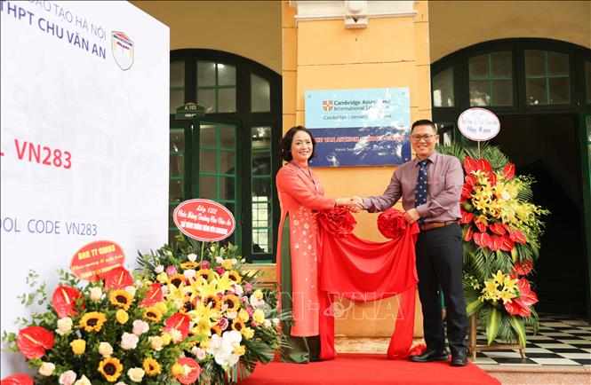 Trong ảnh: Bà Lê Mai Anh, Hiệu trưởng trường THPT Chu Văn An và ông Melvyn Lim, Giám đốc Hội đồng khảo thí Cambridge khu vực Việt Nam, Myanmar, Campuchia và Lào thực hiện nghi thức gắn biển. Ảnh: Thanh Tùng-TTXVN