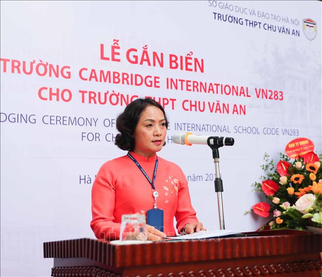Trong ảnh: Bà Lê Mai Anh, Hiệu trưởng trường THPT Chu Văn An phát biểu tại buổi lễ. Ảnh: Thanh Tùng-TTXVN