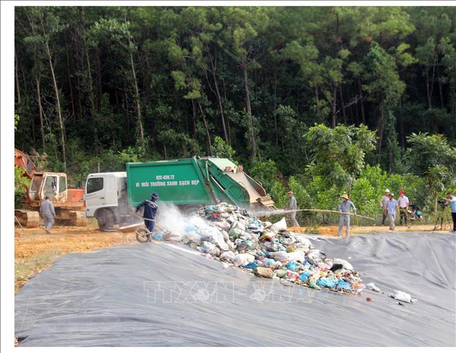 Trong ảnh: Rác thải đã được đưa về bãi rác Tam Xuân 2 để xử lý. Ảnh: Trần Tĩnh - TTXVN