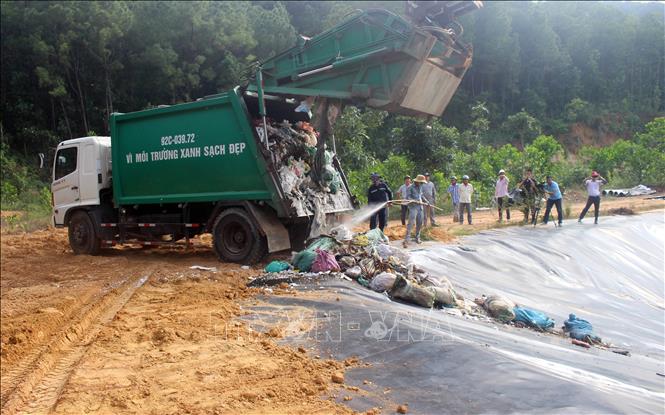 Trong ảnh: Rác thải đã được đưa về bãi rác Tam Xuân 2 để xử lý. Ảnh: Trần Tĩnh - TTXVN
