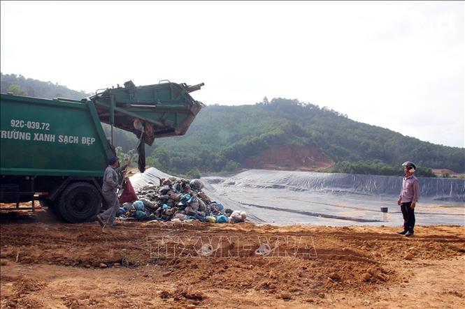 Trong ảnh: Rác thải đã được đưa về bãi rác Tam Xuân 2 để xử lý. Ảnh: Trần Tĩnh - TTXVN
