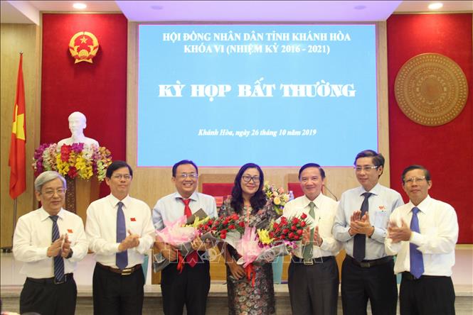 Ông Lê Hữu Hoàng (người thứ 3 bên trái sang). Ảnh: Tiên Minh - TTXVN