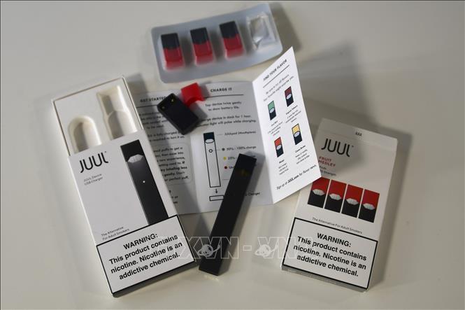 Trong ảnh (tư liệu): Thuốc lá điện tử do Hãng Juul Labs của Mỹ sản xuất được trưng bày tại Washington DC., ngày 2/10/2018. Ảnh: AFP/TTXVN