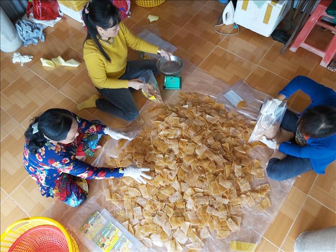 Trong ảnh: Nhân công cơ sở Kim Tiền đóng gói bánh phồng tôm để giao cho khách hàng. Ảnh: Hồng Nhung - TTXVN