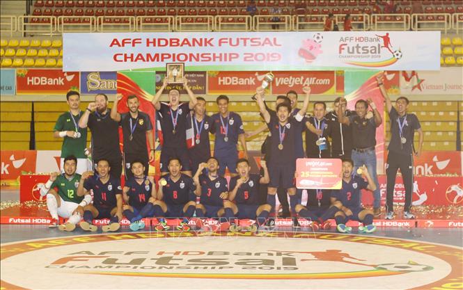 Trong ảnh: Đội tuyển Thái Lan giành cúp vô địch Giải Futsal HDBank Đông Nam Á 2019. Ảnh: Thanh Vũ - TTXVN
