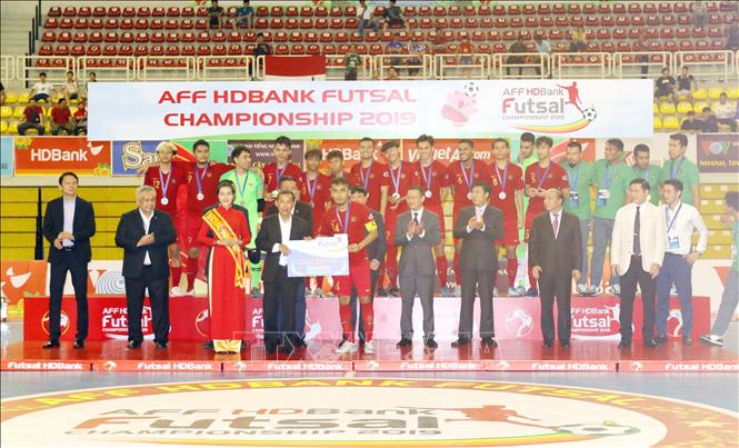 Trong ảnh: Ban tổ chức trao huy chương bạc Giải Futsal HDBank Đông Nam Á 2019 cho các cầu thủ đội tuyển Indonesia. Ảnh: Thanh Vũ - TTXVN
