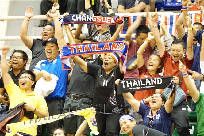Trong ảnh: Các cổ động viên Thái Lan vui mừng khi đội nhà giành cúp vô địch Giải Futsal HDBank Đông Nam Á 2019. Ảnh: Thanh Vũ - TTXVN
                             