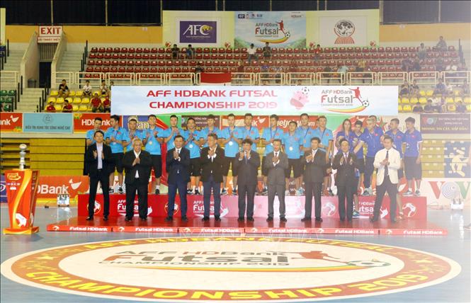 Trong ảnh: Ban tổ chức trao huy chương đồng Giải Futsal HDBank Đông Nam Á 2019 cho các cầu thủ đội tuyển Việt Nam. Ảnh: Thanh Vũ - TTXVN