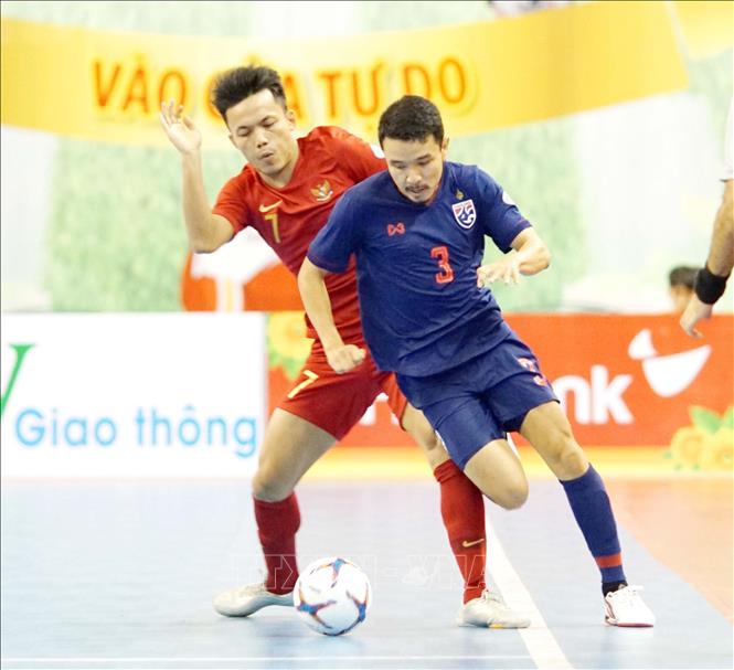 Trong ảnh: Pha tranh bóng giữa các cầu thủ đội tuyển Thái Lan (áo xanh) và đội tuyển Indonesia (áo đỏ) trong trận tranh chức vô địch. Ảnh: Thanh Vũ - TTXVN
