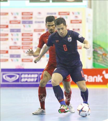 Trong ảnh: Pha tranh bóng giữa các cầu thủ đội tuyển Thái Lan (áo xanh) và đội tuyển Indonesia (áo đỏ) trong trận tranh chức vô địch. Ảnh: Thanh Vũ - TTXVN
