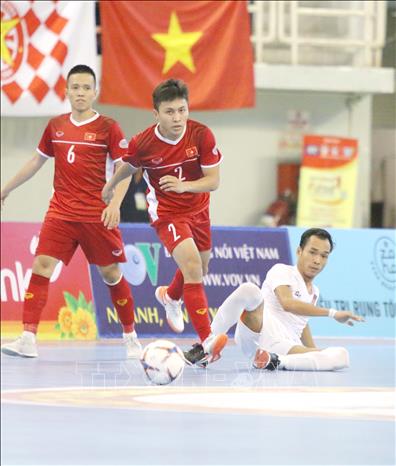 Trong ảnh: Pha tranh bóng giữa các cầu thủ đội tuyển Việt Nam (áo đỏ) và đội tuyển Myanmar (áo trắng) trong trận tranh huy chương đồng. Ảnh: Thanh Vũ - TTXVN
