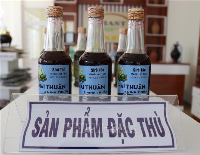 Trong ảnh: Si rô táo được chế biến từ các giống táo Ninh Thuận. Ảnh: Nguyễn Thành - TTXVN

