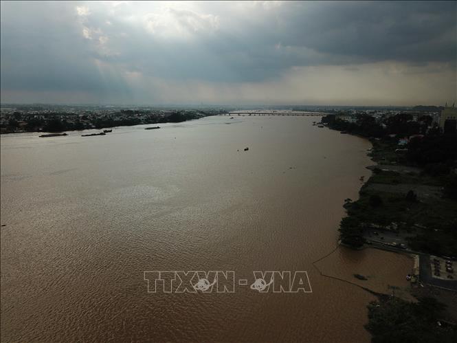 Trong ảnh: Mực nước trên sông Đồng Nai tại trạm Biên Hòa đang lên cao, xấp xỉ mức báo động 3. Ảnh: Sỹ Tuyên - TTXVN
