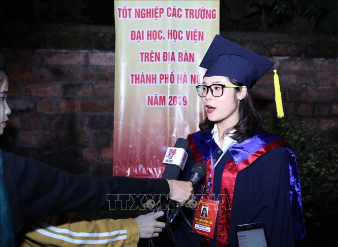 Trong ảnh: Thủ khoa Học viện Phụ nữ Việt Nam Đào Mai Linh trả lời phỏng vấn báo chí. Ảnh: Văn Điệp - TTXVN