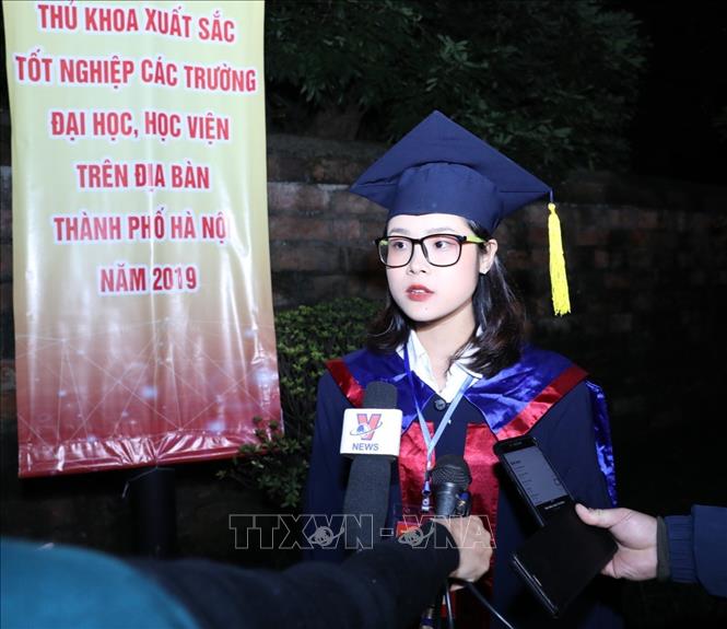 Trong ảnh: Thủ khoa Học viện Phụ nữ Việt Nam Đào Mai Linh trả lời phỏng vấn báo chí. Ảnh: Văn Điệp - TTXVN