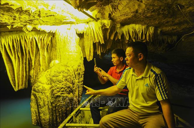 Photo: Due to the age of the cave, visitors are able to see many unique stalactites which have formed in different shapes throughout the area. VNA Photo: Minh Đức


