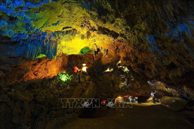 Photo: Indeed, the stalactites seen in Thien Ha cave have been developed over the course of hundreds of years. VNA Photo: Minh Đức
