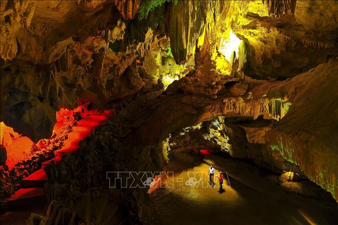 Photo: Indeed, the stalactites seen in Thien Ha cave have been developed over the course of hundreds of years. VNA Photo: Minh Đức
