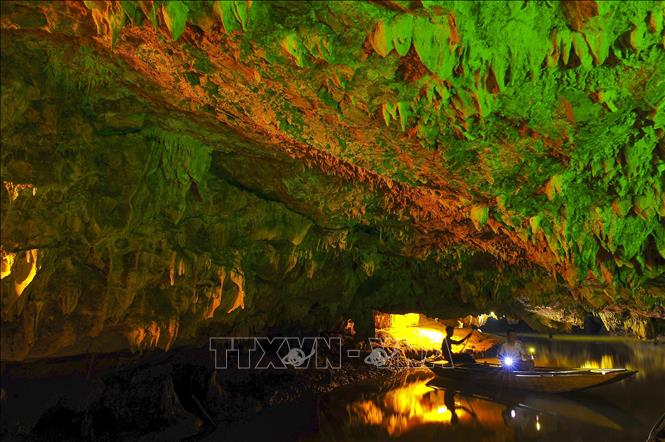 Photo: The winding rivers found deep in the cave creates a fanciful scenery for tourists to the site. VNA Photo: Minh Đức
