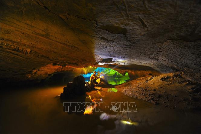 Photo: The winding rivers found deep in the cave creates a fanciful scenery for tourists to the site. VNA Photo: Minh Đức
