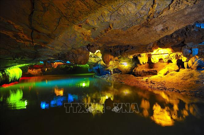 Photo: The winding rivers found deep in the cave creates a fanciful scenery for tourists to the site. VNA Photo: Minh Đức