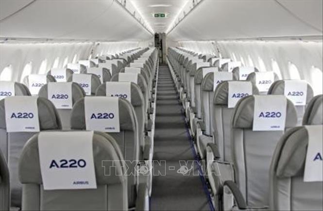 Trong ảnh: Các hàng ghế bên trong máy bay A220 của Airbus, ngày 6/8/2019. Ảnh: Kyodo/ TTXVN