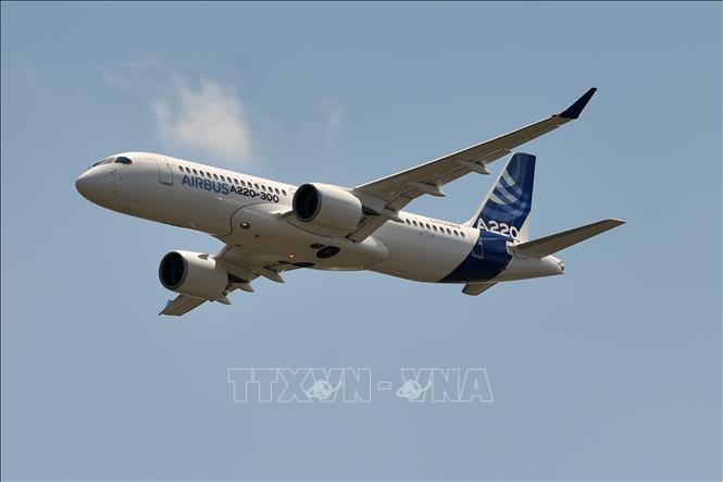 Trong ảnh: Máy bay Airbus A220 tại trung tâm vận chuyển của Airbus ở Colomiers, tây nam nước Pháp, ngày 10/7/2018. Ảnh: AFP/ TTXVN