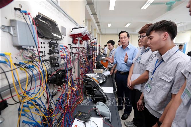 Trong ảnh: Bộ trưởng Bộ Lao động – Thương binh và Xã hội Đào Ngọc Dung thăm các xưởng thực hành của Trường Cao đẳng cơ khí nông nghiệp. Ảnh: Anh Tuấn – TTXVN