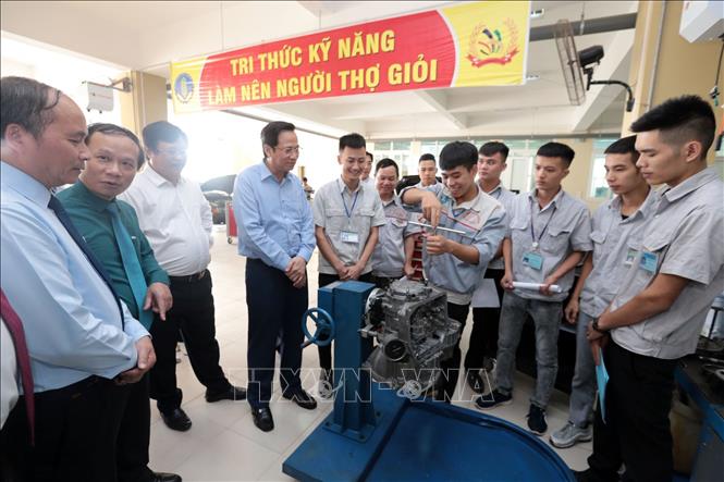 Trong ảnh: Bộ trưởng Bộ Lao động – Thương binh và Xã hội Đào Ngọc Dung thăm các xưởng thực hành của Trường Cao đẳng cơ khí nông nghiệp. Ảnh: Anh Tuấn – TTXVN