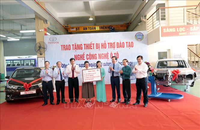 Trong ảnh: Bộ trưởng Bộ Lao động – Thương binh và Xã hội Đào Ngọc Dung dự lễ trao tặng thiết bị hỗ trợ đào tạo của Công ty Toyota cho Trường Cao đẳng cơ khí nông nghiệp. Ảnh: Anh Tuấn – TTXVN