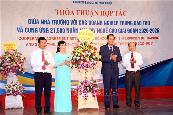 Trong ảnh: Bộ trưởng Bộ Lao động – Thương binh và Xã hội Đào Ngọc Dung tặng hoa, chúc mừng Trường Cao đẳng cơ khí nông nghiệp . Ảnh: Anh Tuấn – TTXVN