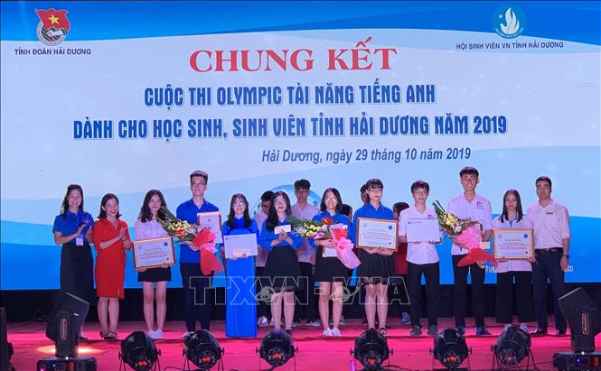 Ban tổ chức trao giải thưởng cho các đội thi. Ảnh: Hiền Anh-TTXVN