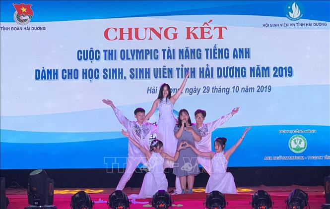 Phần thi tài năng bằng tiếng Anh của một đội thi. Ảnh: Hiền Anh-TTXVN