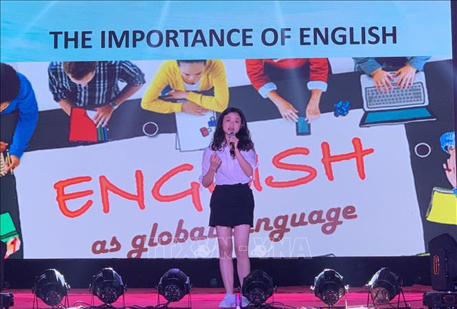 Phần thi hùng biện bằng tiếng Anh của một đội thi. Ảnh: Hiền Anh-TTXVN