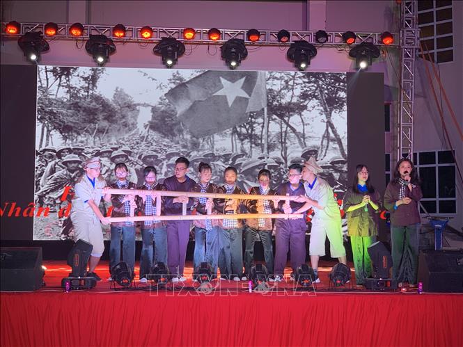 Phần thi tiểu phẩm bằng tiếng Anh của các đội thi. Ảnh: Hiền Anh-TTXVN