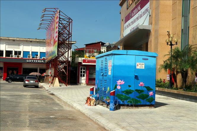 Trong ảnh: Các bốt điện, trụ nước cứu hỏa trên một số tuyến phố ở thành phố Hải Dương đã được khoác tấm áo mới đầy màu sắc. Ảnh: Mạnh Tú - TTXVN